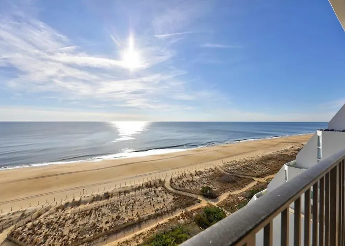 Luxe Oceanfront Escape Private Balcony & Wet Bar