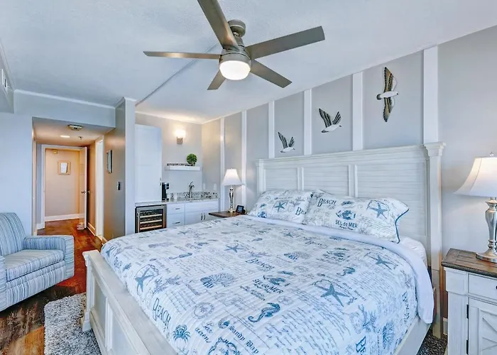 Luxe Oceanfront Escape Private Balcony & Wet Bar Ferienhaus